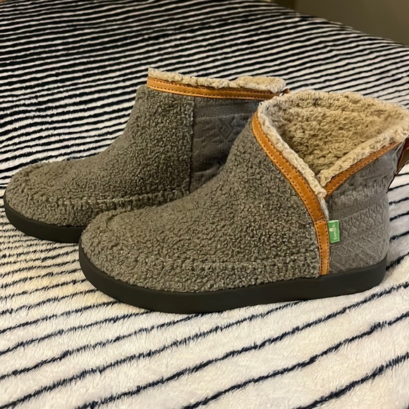 Sanuk Slipper Boots - Picture 1 of 3
